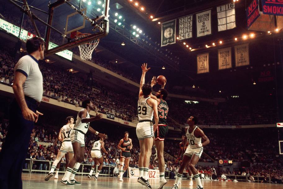 1974, Milwaukee Bucks vs Boston Celtics, Kareem Abdul-Jabbar salta per il tiro a canestro (Nba)
